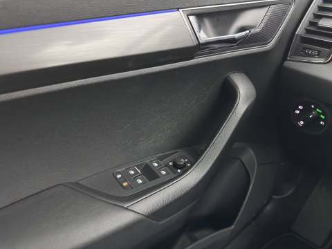 Škoda Karoq 1.6 TDI Style Business (INCL.BTW) Aut. *FULL-LED | NAVI-FULLMAP | ADAPTIVE-CRUISE | HEATED-COMFORTSEATS | KEYLESS | PRIVACY-GLASS | AMBIENT-LIGHT | DAB+ | ECC | PDC | 18''ALU*