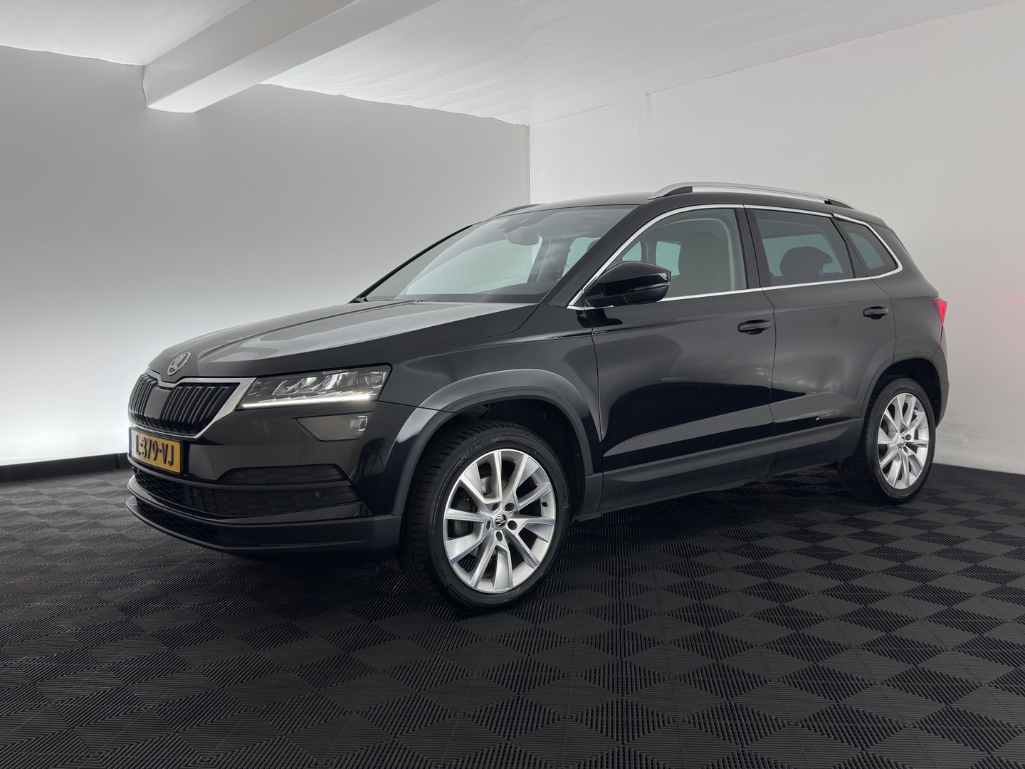 Škoda Karoq 1.6 TDI Style Business (INCL.BTW) Aut. *FULL-LED | NAVI-FULLMAP | ADAPTIVE-CRUISE | HEATED-COMFORTSEATS | KEYLESS | PRIVACY-GLASS | AMBIENT-LIGHT | DAB+ | ECC | PDC | 18''ALU*