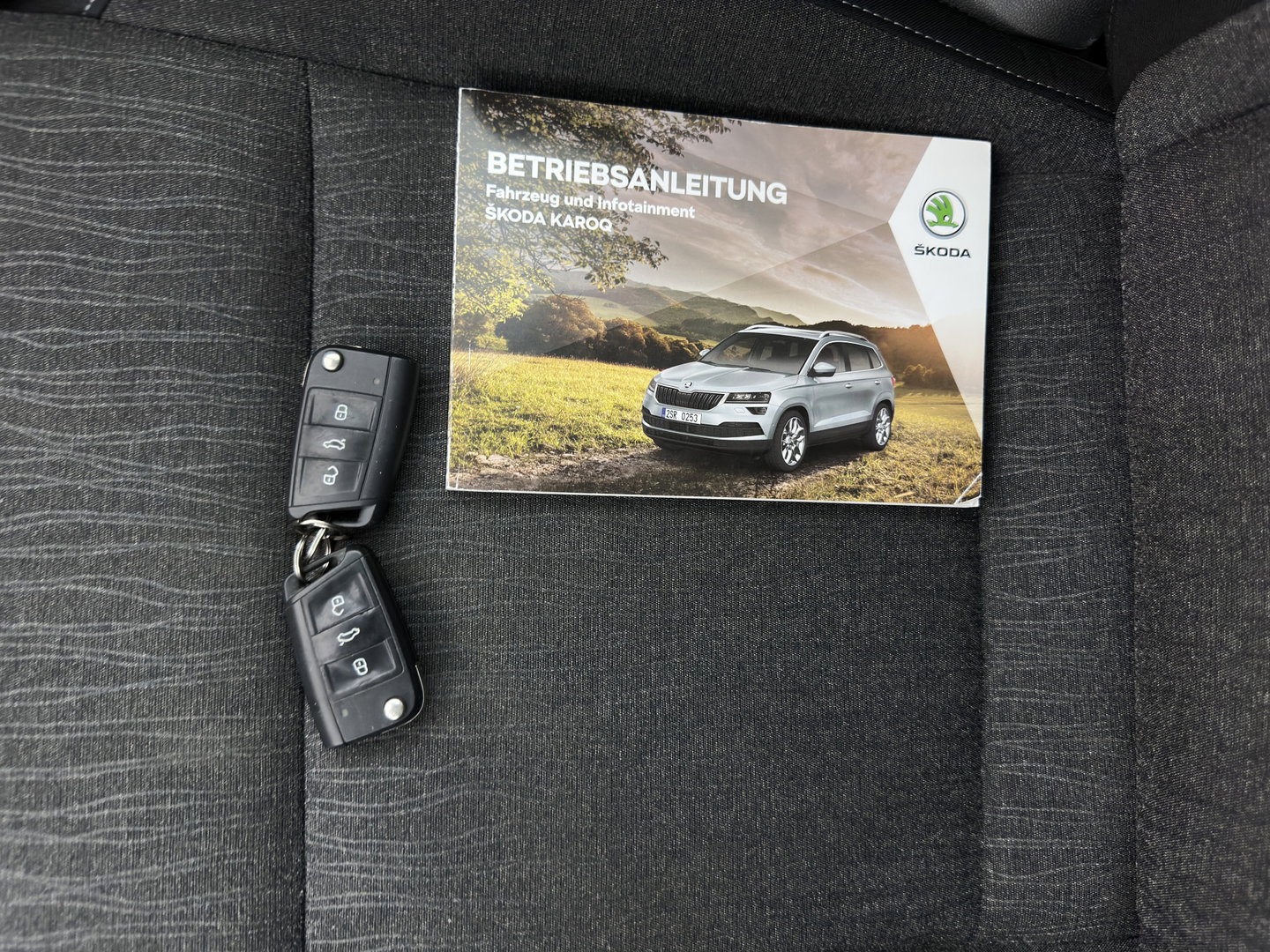 Škoda Karoq 1.6 TDI Style Business (INCL.BTW) Aut. *FULL-LED | NAVI-FULLMAP | ADAPTIVE-CRUISE | HEATED-COMFORTSEATS | KEYLESS | PRIVACY-GLASS | AMBIENT-LIGHT | DAB+ | ECC | PDC | 18''ALU*