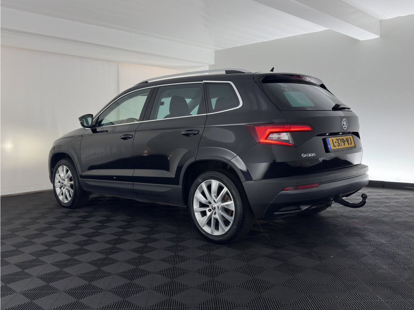 Škoda Karoq 1.6 TDI Style Business (INCL.BTW) Aut. *FULL-LED | NAVI-FULLMAP | ADAPTIVE-CRUISE | HEATED-COMFORTSEATS | KEYLESS | PRIVACY-GLASS | AMBIENT-LIGHT | DAB+ | ECC | PDC | 18''ALU*