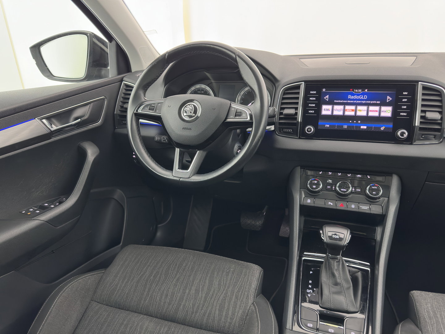 Škoda Karoq 1.6 TDI Style Business (INCL.BTW) Aut. *FULL-LED | NAVI-FULLMAP | ADAPTIVE-CRUISE | HEATED-COMFORTSEATS | KEYLESS | PRIVACY-GLASS | AMBIENT-LIGHT | DAB+ | ECC | PDC | 18''ALU*