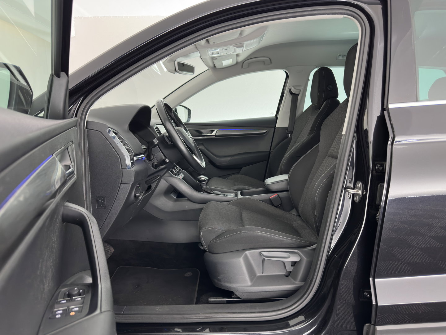 Škoda Karoq 1.6 TDI Style Business (INCL.BTW) Aut. *FULL-LED | NAVI-FULLMAP | ADAPTIVE-CRUISE | HEATED-COMFORTSEATS | KEYLESS | PRIVACY-GLASS | AMBIENT-LIGHT | DAB+ | ECC | PDC | 18''ALU*