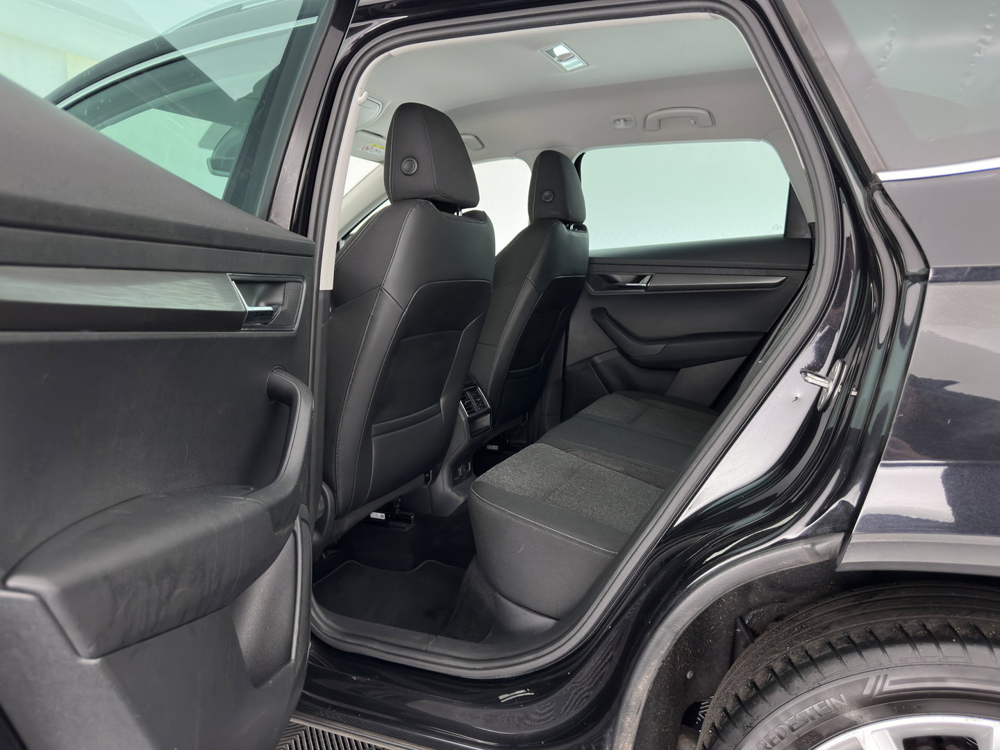 Škoda Karoq 1.6 TDI Style Business (INCL.BTW) Aut. *FULL-LED | NAVI-FULLMAP | ADAPTIVE-CRUISE | HEATED-COMFORTSEATS | KEYLESS | PRIVACY-GLASS | AMBIENT-LIGHT | DAB+ | ECC | PDC | 18''ALU*