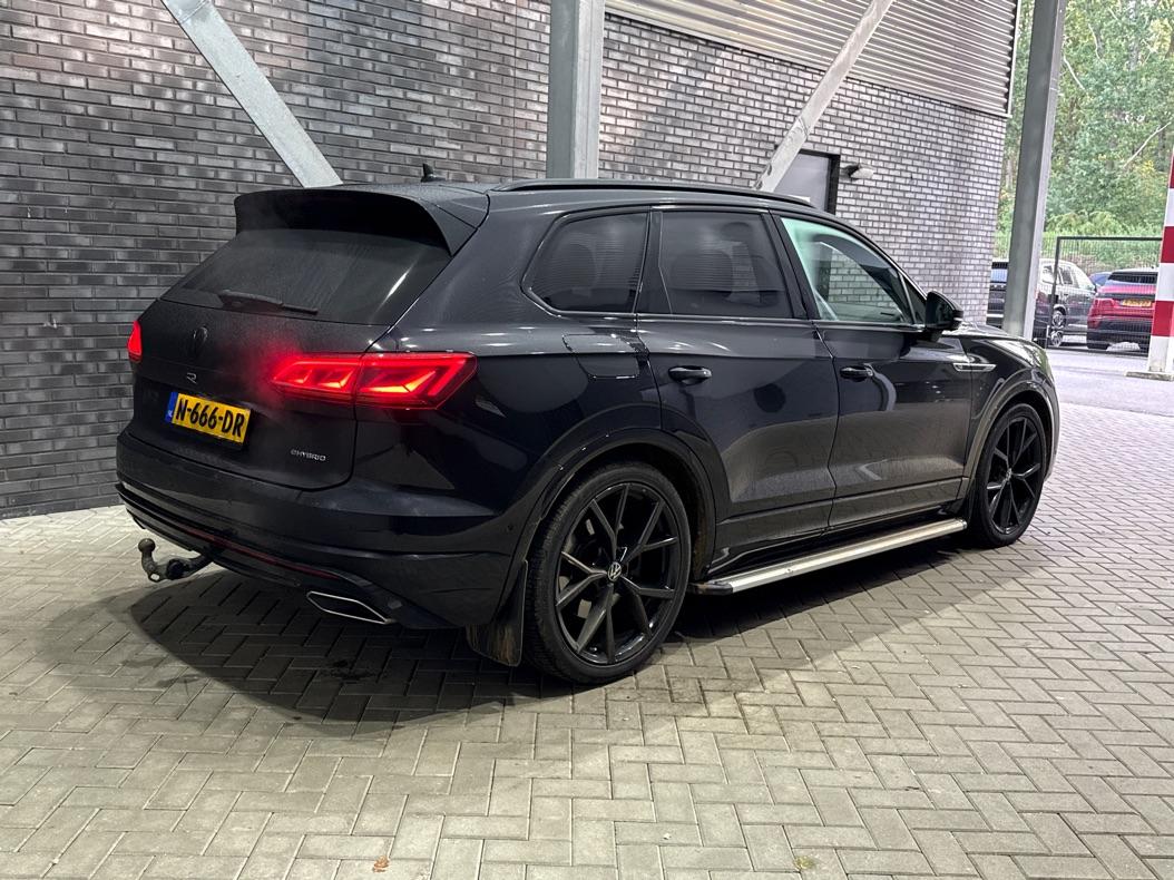 Volkswagen Touareg 3.0 TSi eHybrid 4MOTION R | Luchtvering | Panoramadak | Trekhaak | 360° Camera | Head-Up | Night Vision | Dynaudio | Massage+Ventilatie | 22 Inch