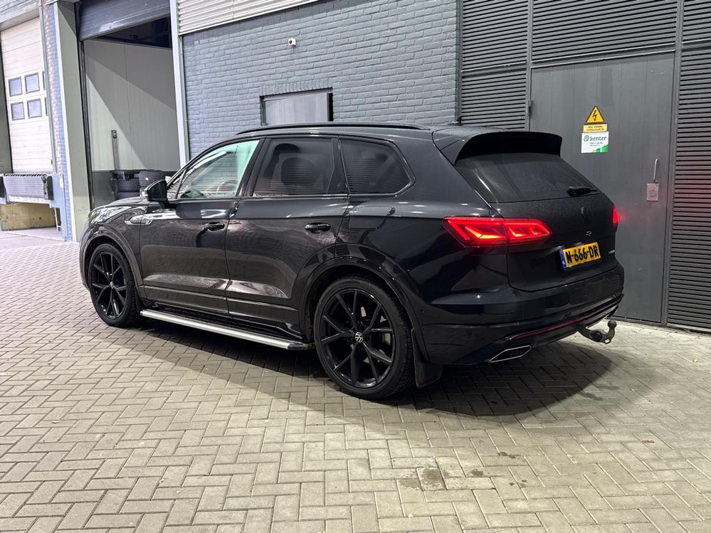 Volkswagen Touareg 3.0 TSi eHybrid 4MOTION R | Luchtvering | Panoramadak | Trekhaak | 360° Camera | Head-Up | Night Vision | Dynaudio | Massage+Ventilatie | 22 Inch