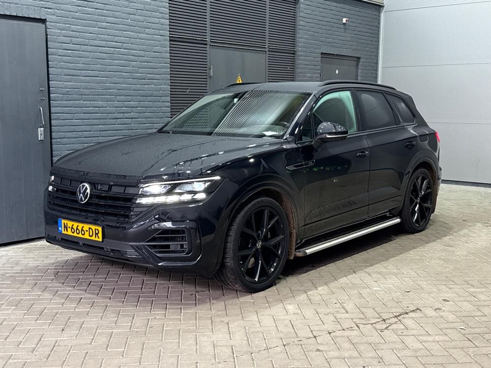 Volkswagen Touareg 3.0 TSi eHybrid 4MOTION R | Luchtvering | Panoramadak | Trekhaak | 360° Camera | Head-Up | Night Vision | Dynaudio | Massage+Ventilatie | 22 Inch