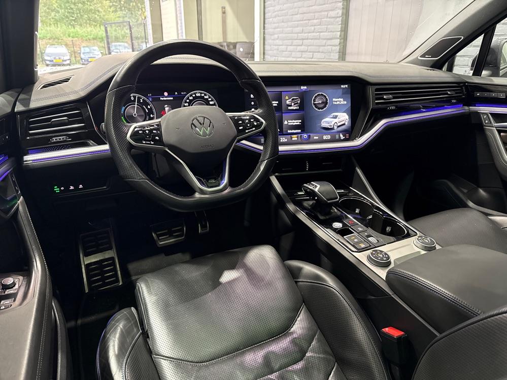 Volkswagen Touareg 3.0 TSi eHybrid 4MOTION R | Luchtvering | Panoramadak | Trekhaak | 360° Camera | Head-Up | Night Vision | Dynaudio | Massage+Ventilatie | 22 Inch