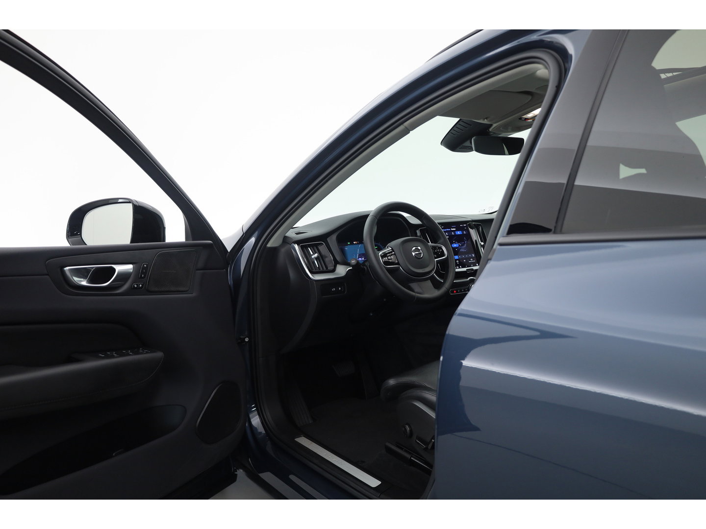 Volvo XC60 2.0 T8 455PK Plug-in hybrid AWD Plus Dark | Long Range | 360 Camera | Pano-dak | Harman /  Kardon Audio | ACC |