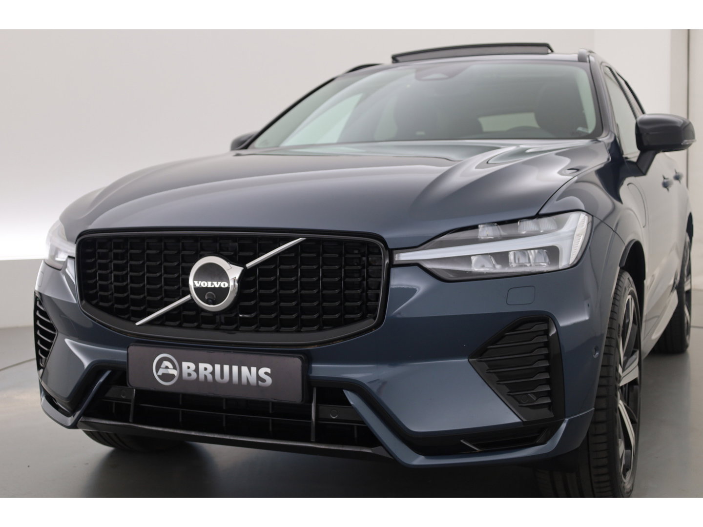 Volvo XC60 2.0 T8 455PK Plug-in hybrid AWD Plus Dark | Long Range | 360 Camera | Pano-dak | Harman /  Kardon Audio | ACC |