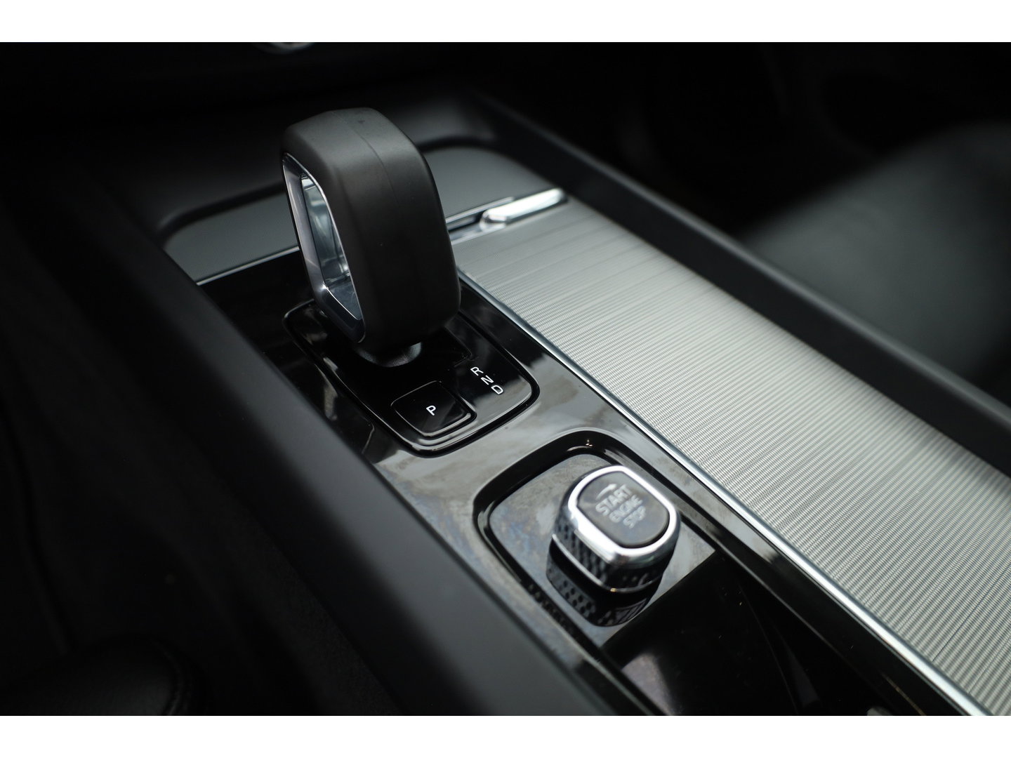 Volvo XC60 2.0 T8 455PK Plug-in hybrid AWD Plus Dark | Long Range | 360 Camera | Pano-dak | Harman /  Kardon Audio | ACC |