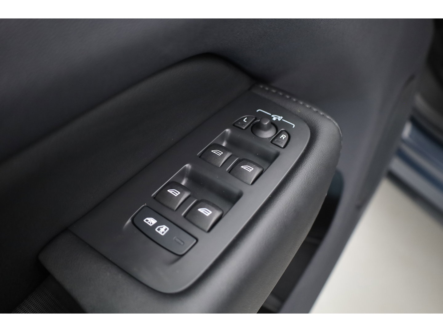 Volvo XC60 2.0 T8 455PK Plug-in hybrid AWD Plus Dark | Long Range | 360 Camera | Pano-dak | Harman /  Kardon Audio | ACC |