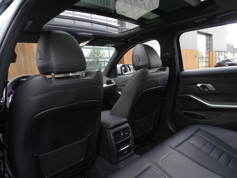 BMW 3 Serie Touring 330e 292PK X-Drive M-Sport / Brooklyn / 2022 / pano / LED