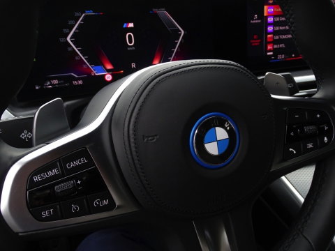 BMW 3 Serie Touring 330e 292PK X-Drive M-Sport / Brooklyn / 2022 / pano / LED