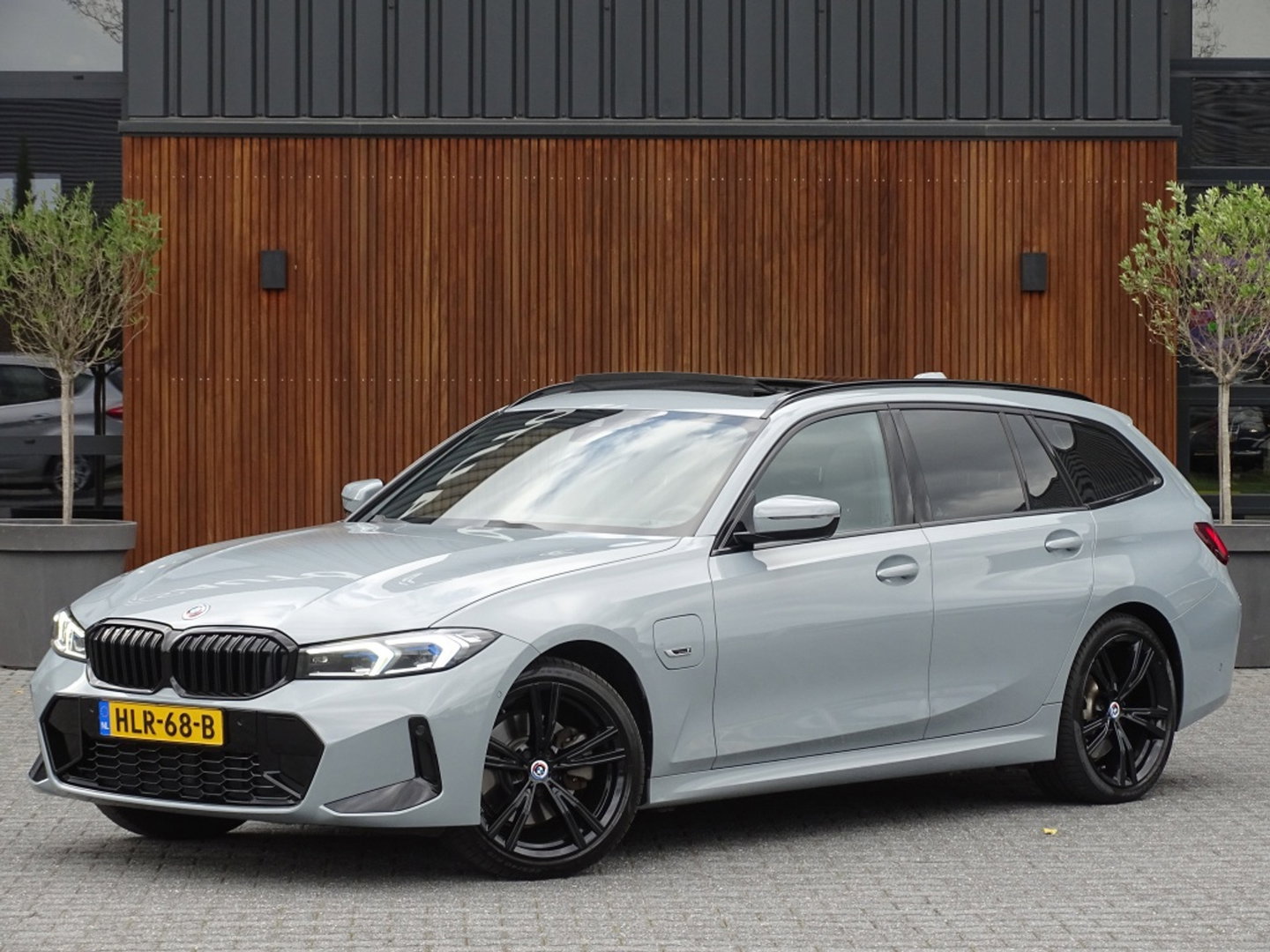 BMW 3 Serie Touring 330e 292PK X-Drive M-Sport / Brooklyn / 2022 / pano / LED