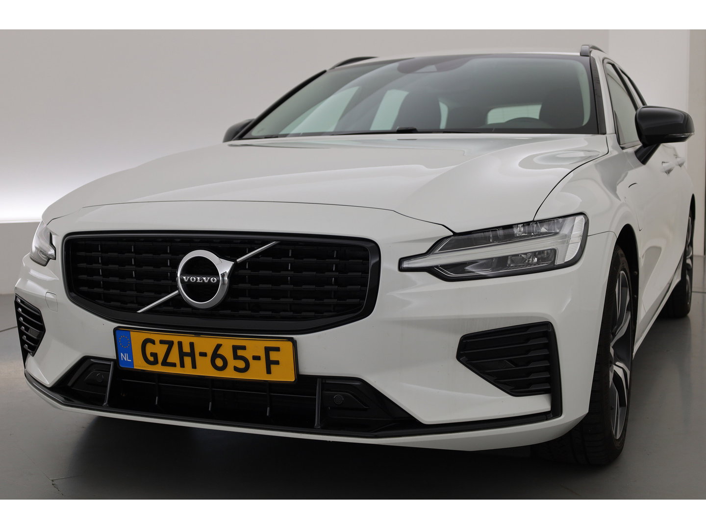 Volvo V60 2.0 T6 Recharge AWD R-Design Expr. | Trekhaak | Cruise | Stoel- & Stuurverw. |