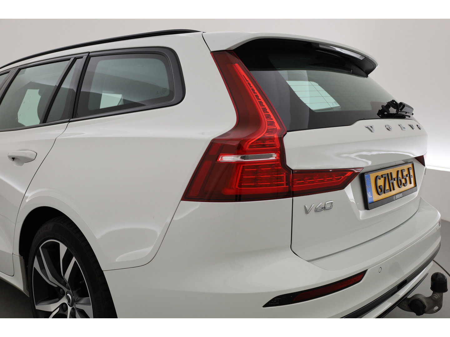 Volvo V60 2.0 T6 Recharge AWD R-Design Expr. | Trekhaak | Cruise | Stoel- & Stuurverw. |
