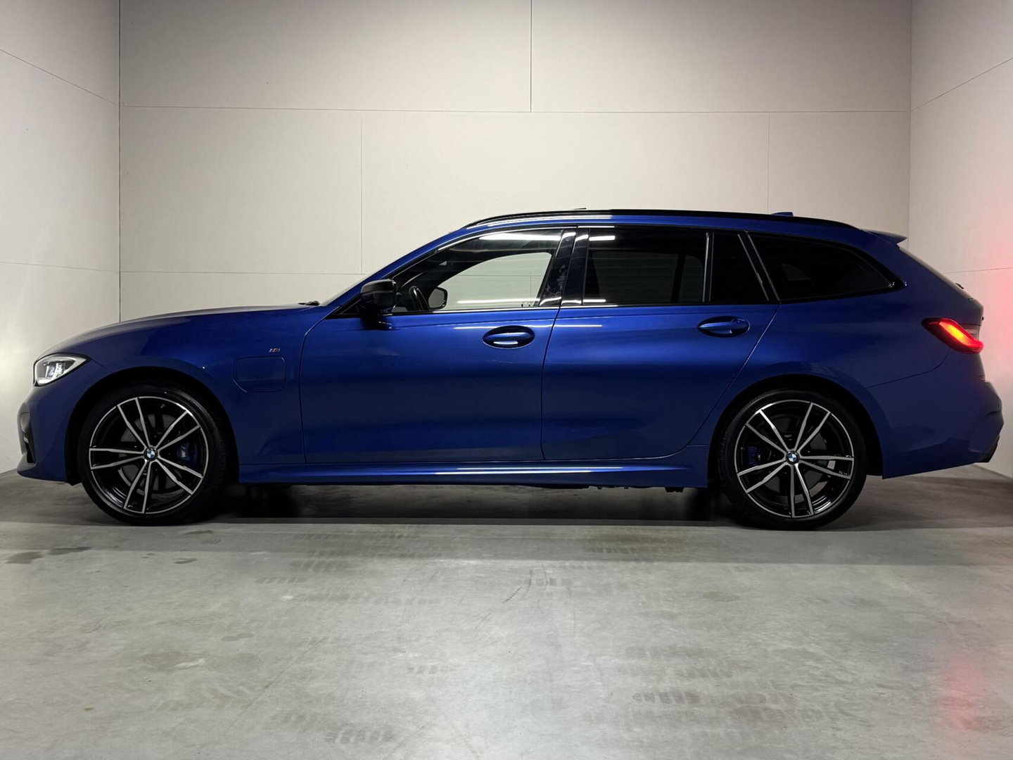 BMW 3 Serie Touring 330e xDrive M-Sport Pano Laser Kuipstoelen