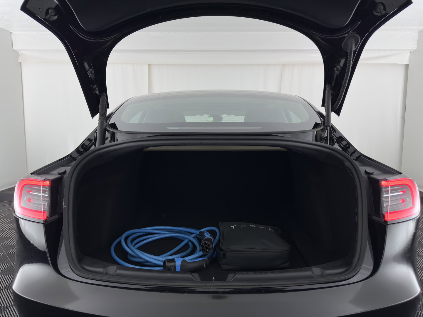 Tesla Model 3 RWD 60 kWh [3-Fase-11kW ] {SoH-88%} (INCL-BTW) Aut. *PANO | LEATHER | KEYLESS | FULL-LED | MEMORY-PACK | TOPVIEW | DAB | CARPLAY | DIGI-COCKPIT | LANE-ASSIST | HEATED-COMFORTSEATS | AUTOPILOT | 19"ALU*