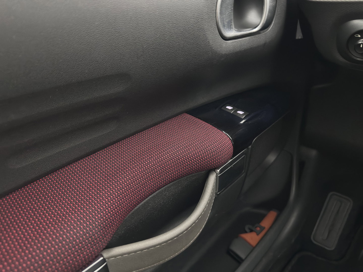 Citroën C4 Cactus 1.6 BlueHDi Business Plus *PANO | NAVI-FULLMAP | CAMERA | ECC | PRIVACY-GLASS | PDC | CRUISE | DAB+ | COMFORT-SEATS | TOWBAR*