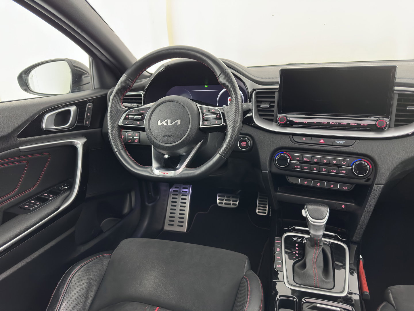 Kia ProCeed 1.6 T-GDi GT-Styling (INCL-BTW) *PANO | LEATHER-MICROFIBRE | JBL-AUDIO | FULL-LED | MEMORY-PACK | ADAPTIVE-CRUISE | BLINDSPOT | HEATED-SPORTSEATS | CAMERA | KEYLESS | DIGI-COCKPIT | NAVI-FULLMAP | PRIVACY-GLASS |