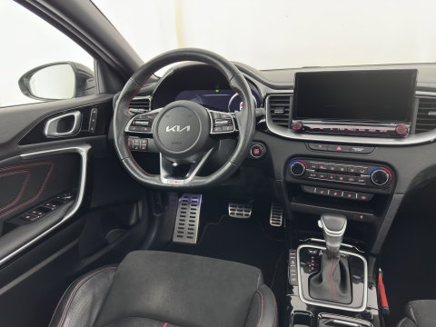 Kia ProCeed 1.6 T-GDi GT-Styling (INCL-BTW) *PANO | LEATHER-MICROFIBRE | JBL-AUDIO | FULL-LED | MEMORY-PACK | ADAPTIVE-CRUISE | BLINDSPOT | HEATED-SPORTSEATS | CAMERA | KEYLESS | DIGI-COCKPIT | NAVI-FULLMAP | PRIVACY-GLASS |