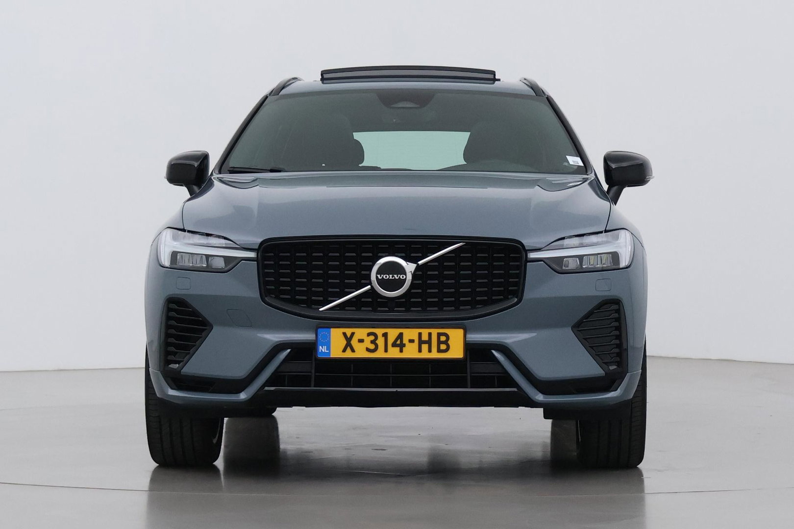 Volvo XC60 T6 Plus Dark | Long Range | Panoramadak | Trekhaak | Camera | BLIS | Keyless | Memory