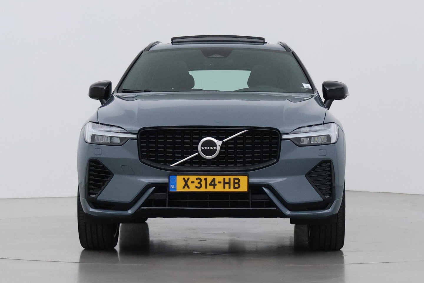 Volvo XC60 T6 Plus Dark | Long Range | Panoramadak | Trekhaak | Camera | BLIS | Keyless | Memory