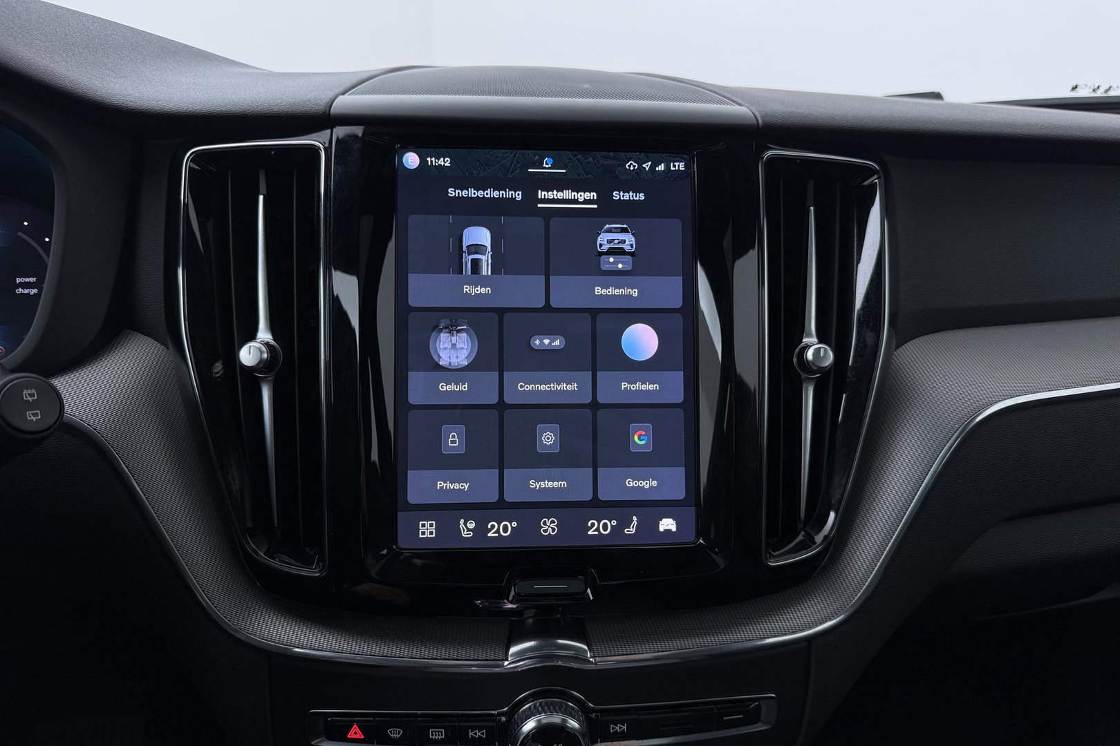 Volvo XC60 T6 Plus Dark | Long Range | Panoramadak | Trekhaak | Camera | BLIS | Keyless | Memory