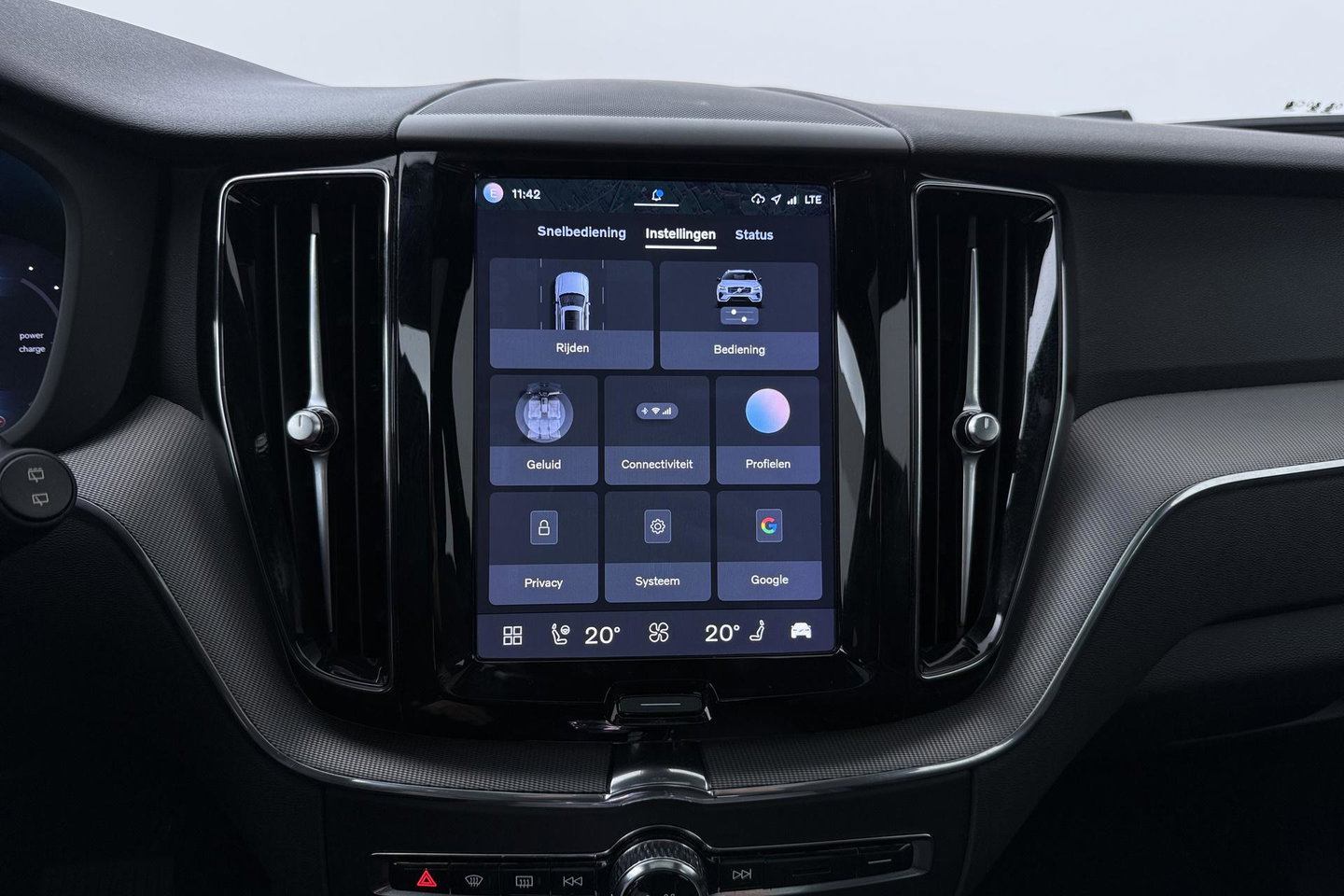 Volvo XC60 T6 Plus Dark | Long Range | Panoramadak | Trekhaak | Camera | BLIS | Keyless | Memory