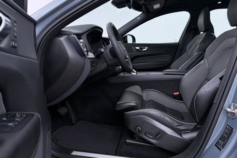 Volvo XC60 T6 Plus Dark | Long Range | Panoramadak | Trekhaak | Camera | BLIS | Keyless | Memory
