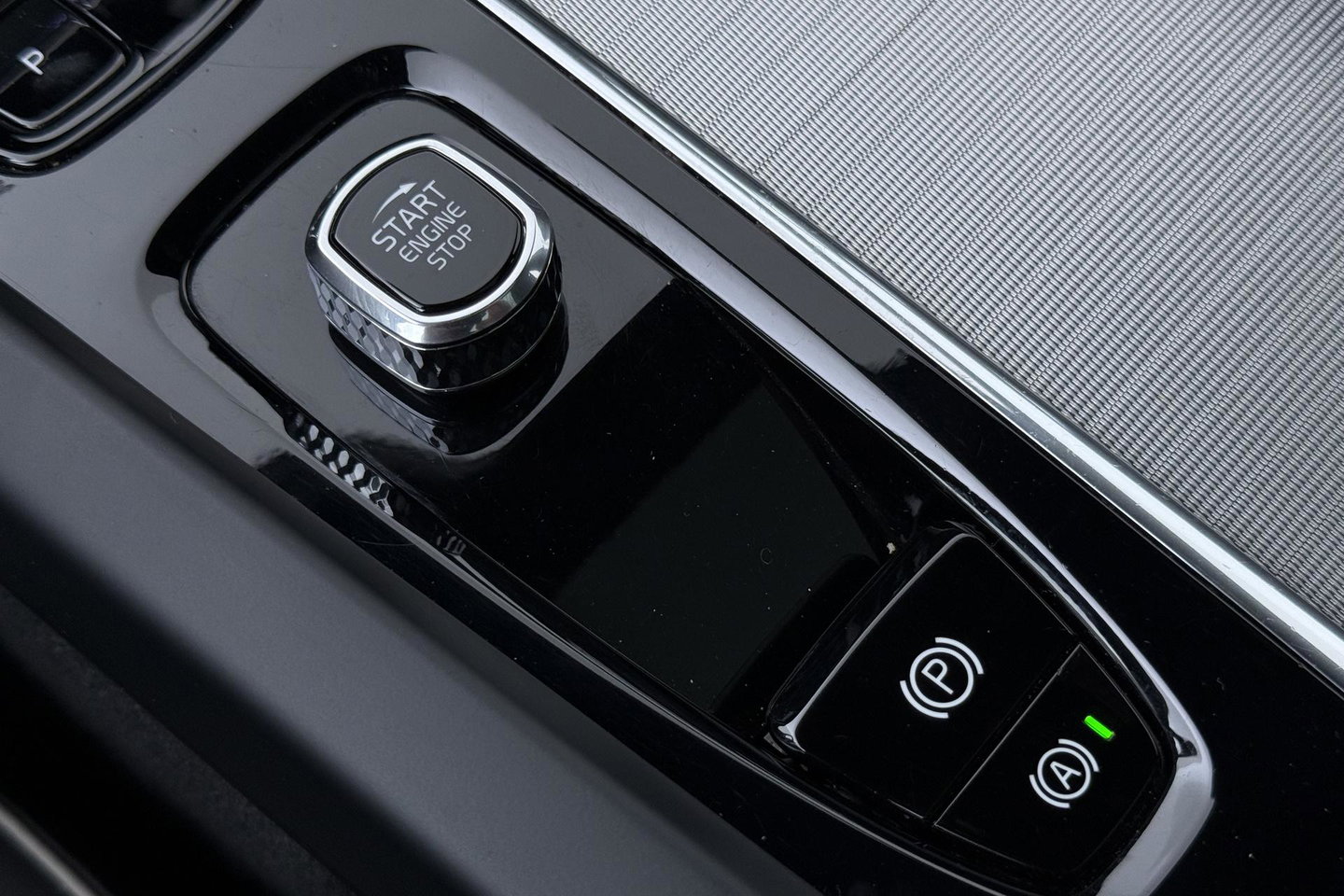 Volvo XC60 T6 Plus Dark | Long Range | Panoramadak | Trekhaak | Camera | BLIS | Keyless | Memory