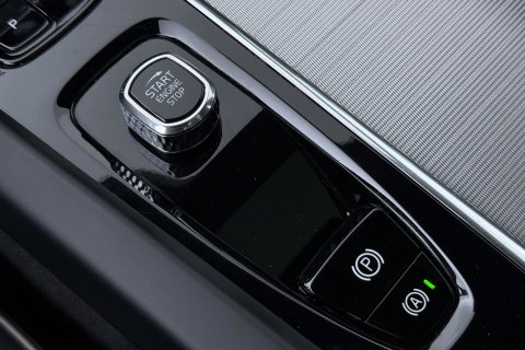 Volvo XC60 T6 Plus Dark | Long Range | Panoramadak | Trekhaak | Camera | BLIS | Keyless | Memory
