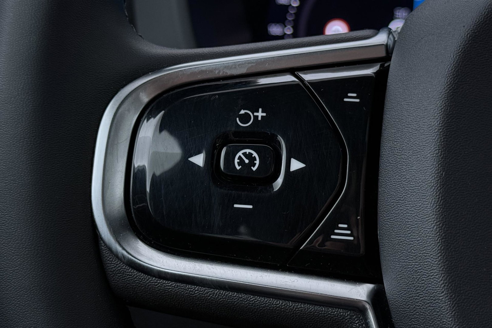 Volvo XC60 T6 Plus Dark | Long Range | Panoramadak | Trekhaak | Camera | BLIS | Keyless | Memory
