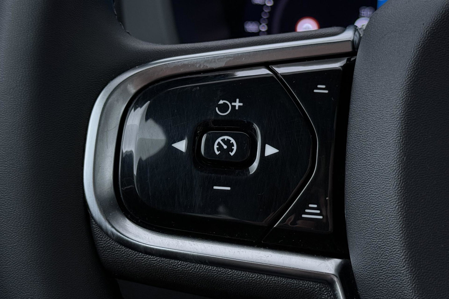 Volvo XC60 T6 Plus Dark | Long Range | Panoramadak | Trekhaak | Camera | BLIS | Keyless | Memory