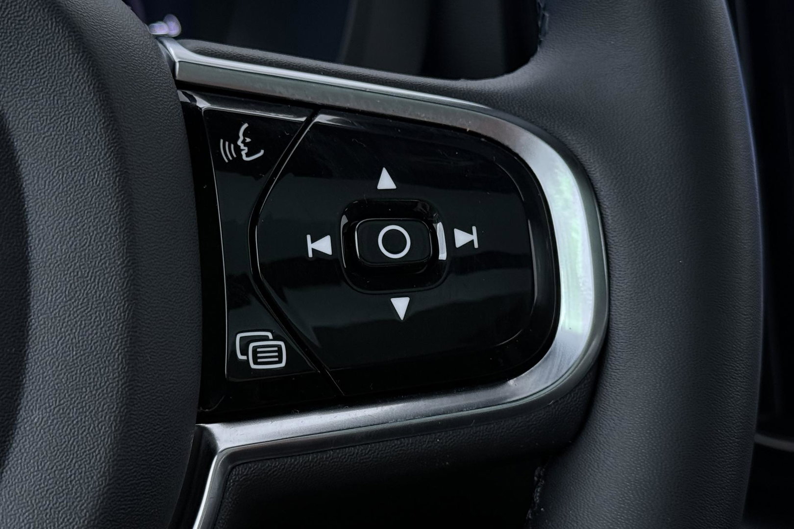 Volvo XC60 T6 Plus Dark | Long Range | Panoramadak | Trekhaak | Camera | BLIS | Keyless | Memory