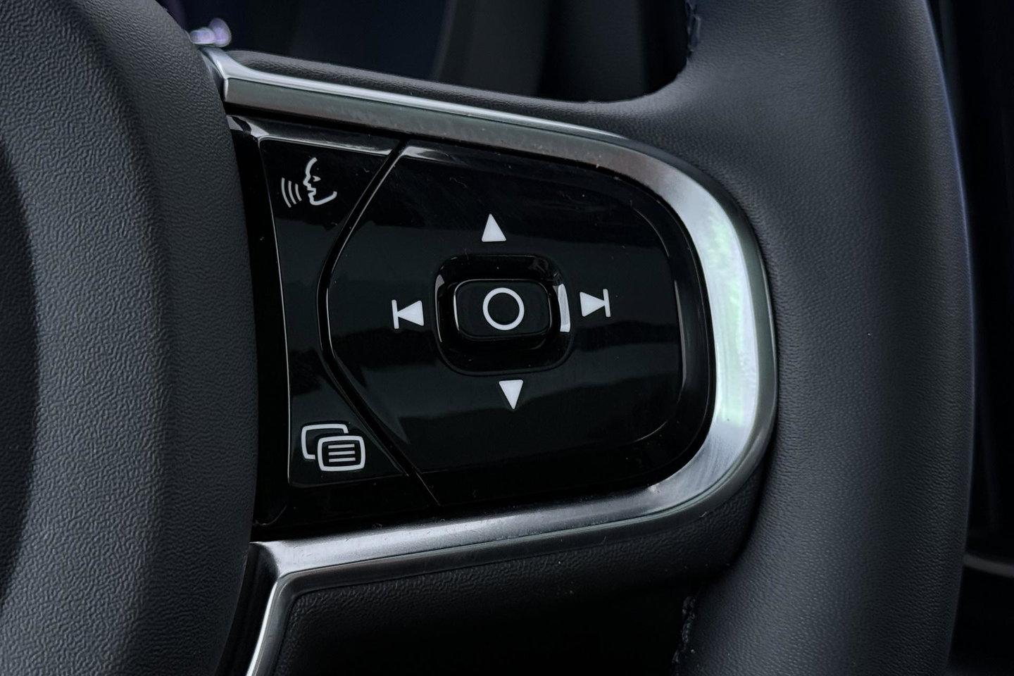 Volvo XC60 T6 Plus Dark | Long Range | Panoramadak | Trekhaak | Camera | BLIS | Keyless | Memory
