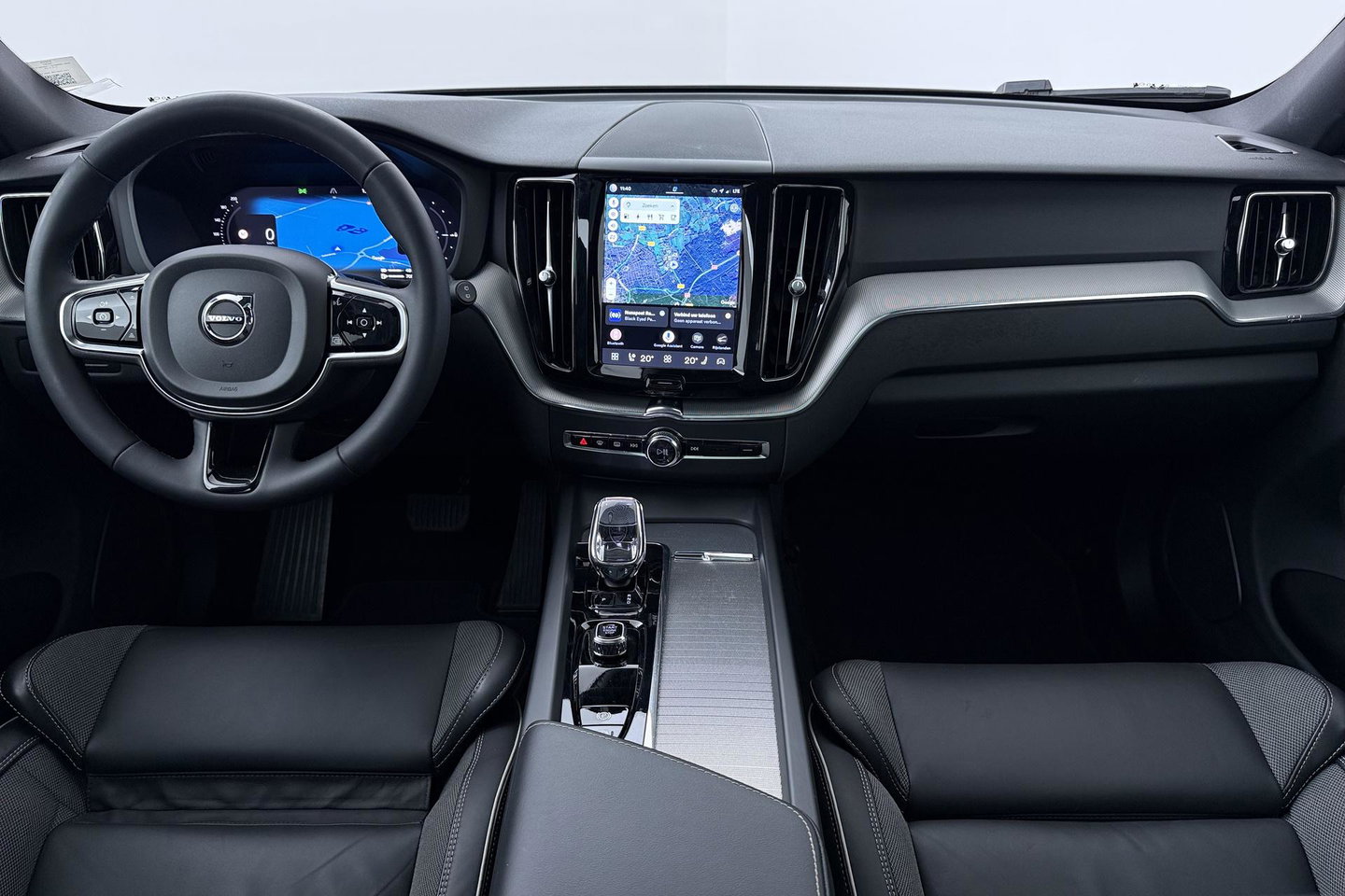 Volvo XC60 T6 Plus Dark | Long Range | Panoramadak | Trekhaak | Camera | BLIS | Keyless | Memory