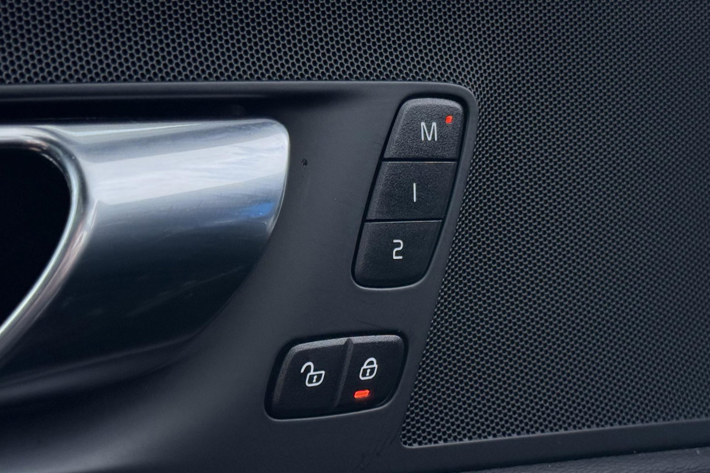 Volvo XC60 T6 Plus Dark | Long Range | Panoramadak | Trekhaak | Camera | BLIS | Keyless | Memory