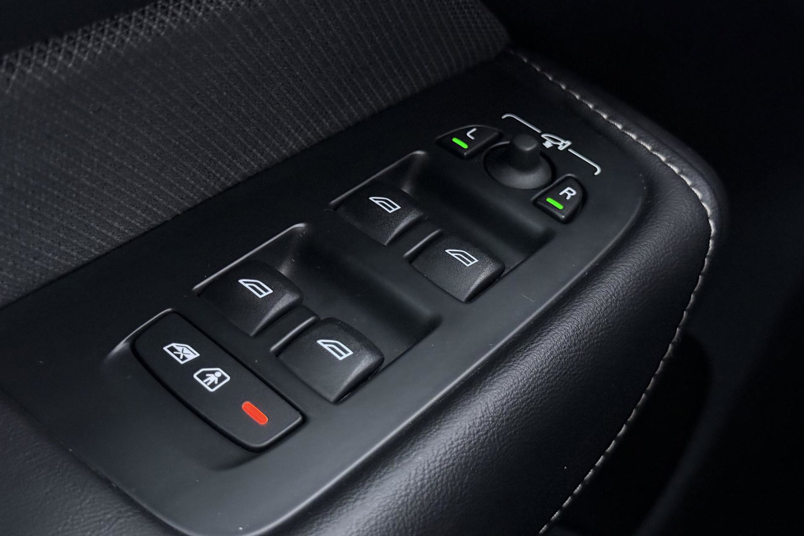 Volvo XC60 T6 Plus Dark | Long Range | Panoramadak | Trekhaak | Camera | BLIS | Keyless | Memory