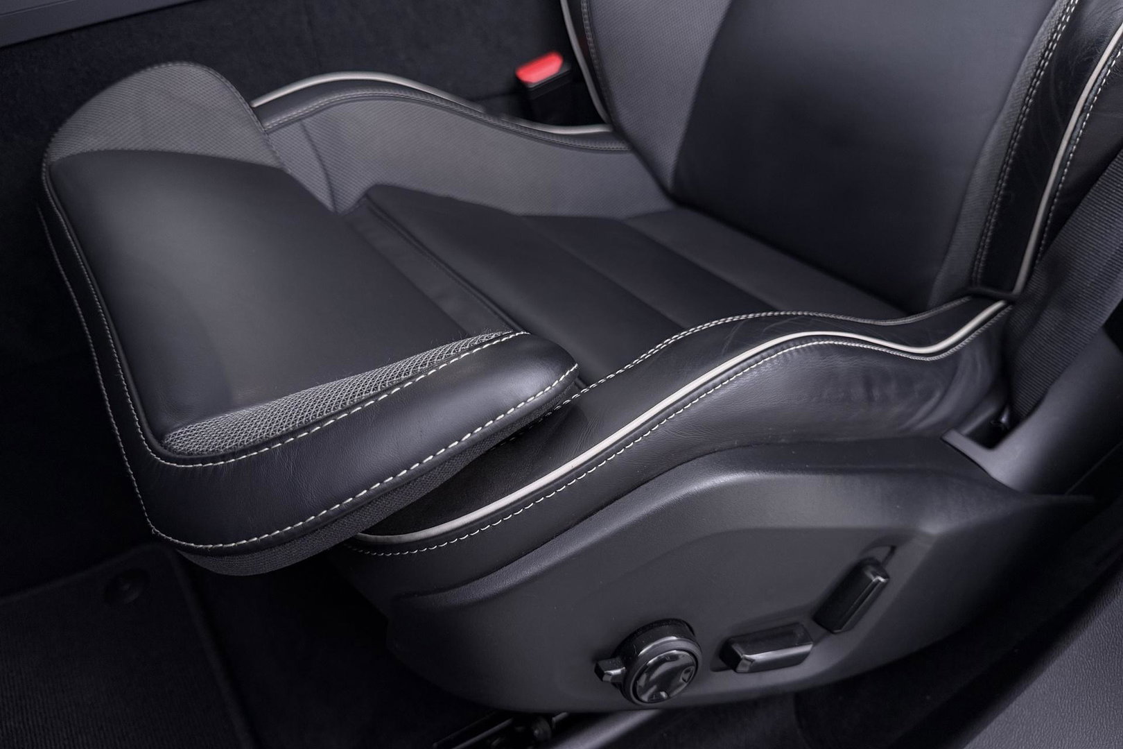 Volvo XC60 T6 Plus Dark | Long Range | Panoramadak | Trekhaak | Camera | BLIS | Keyless | Memory