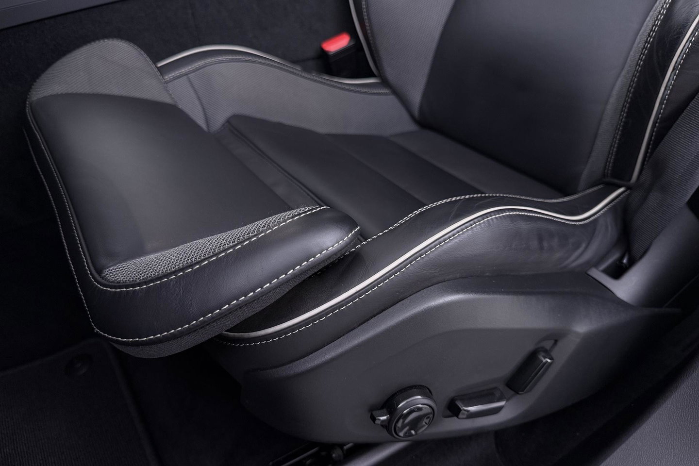 Volvo XC60 T6 Plus Dark | Long Range | Panoramadak | Trekhaak | Camera | BLIS | Keyless | Memory