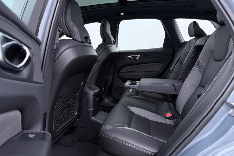 Volvo XC60 T6 Plus Dark | Long Range | Panoramadak | Trekhaak | Camera | BLIS | Keyless | Memory