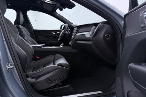Volvo XC60 T6 Plus Dark | Long Range | Panoramadak | Trekhaak | Camera | BLIS | Keyless | Memory