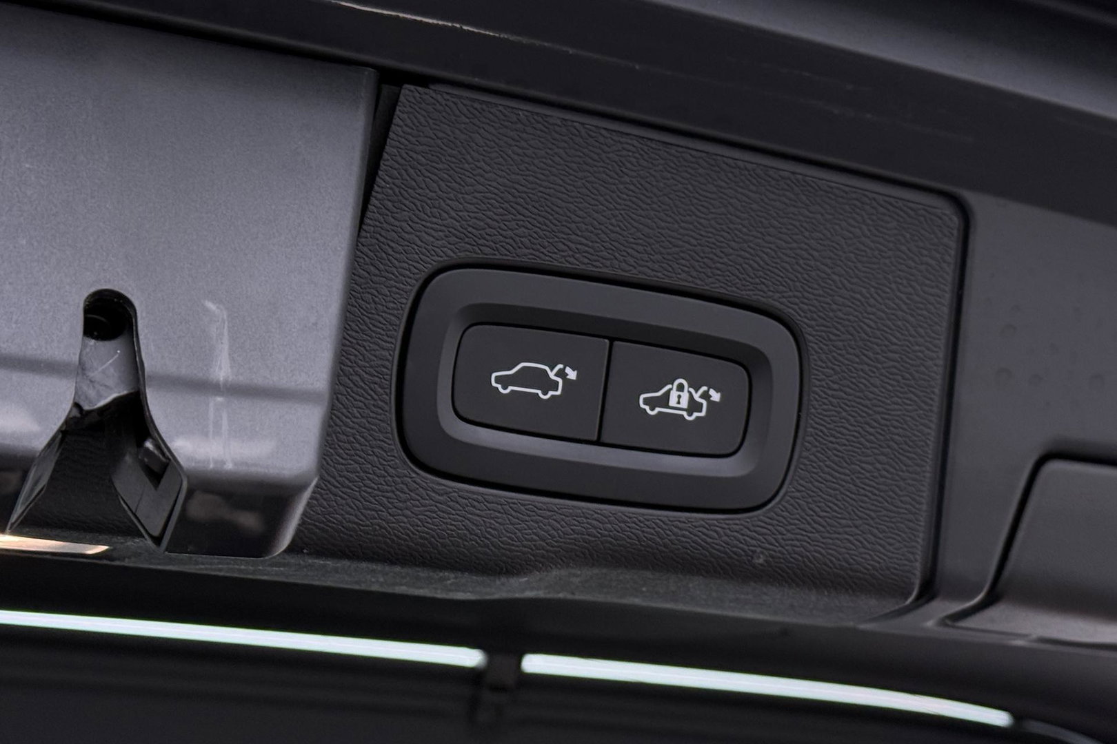 Volvo XC60 T6 Plus Dark | Long Range | Panoramadak | Trekhaak | Camera | BLIS | Keyless | Memory
