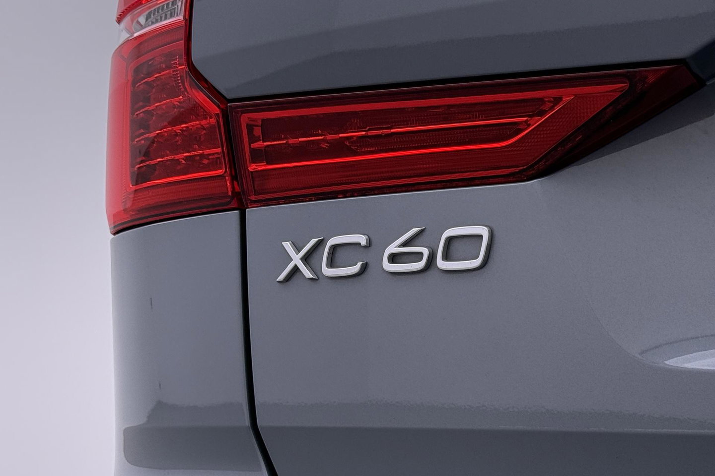Volvo XC60 T6 Plus Dark | Long Range | Panoramadak | Trekhaak | Camera | BLIS | Keyless | Memory