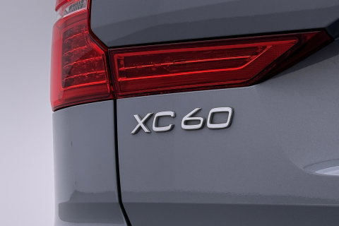 Volvo XC60 T6 Plus Dark | Long Range | Panoramadak | Trekhaak | Camera | BLIS | Keyless | Memory