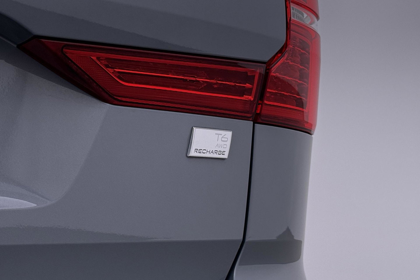 Volvo XC60 T6 Plus Dark | Long Range | Panoramadak | Trekhaak | Camera | BLIS | Keyless | Memory