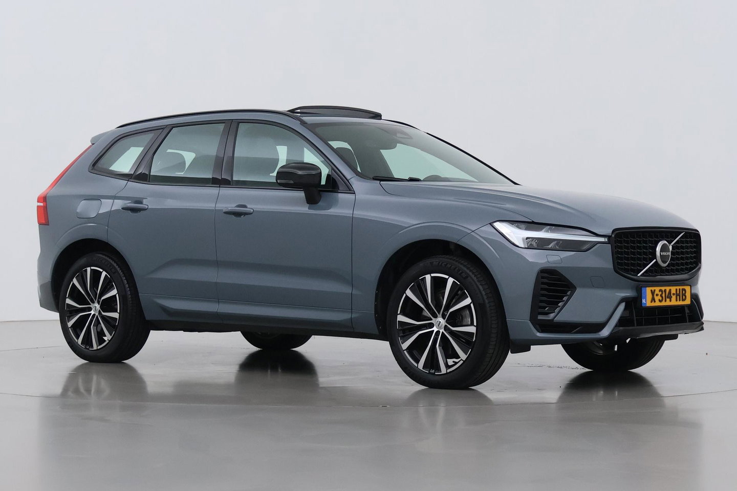 Volvo XC60 T6 Plus Dark | Long Range | Panoramadak | Trekhaak | Camera | BLIS | Keyless | Memory