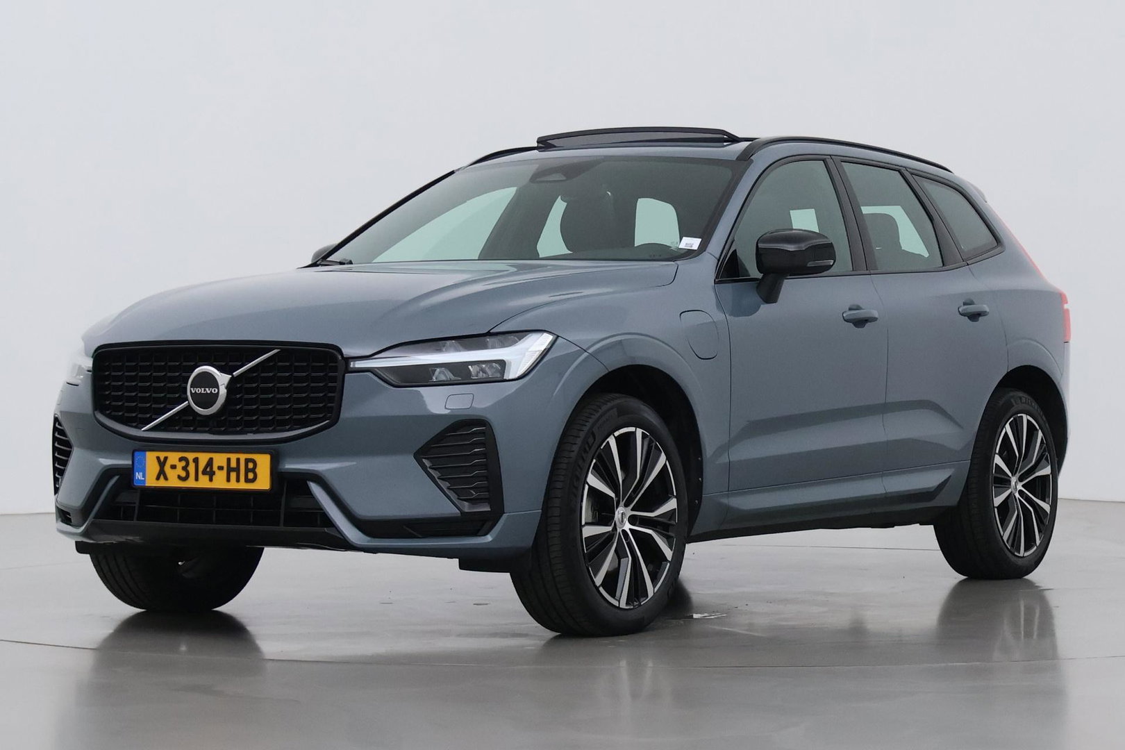 Volvo XC60 T6 Plus Dark | Long Range | Panoramadak | Trekhaak | Camera | BLIS | Keyless | Memory