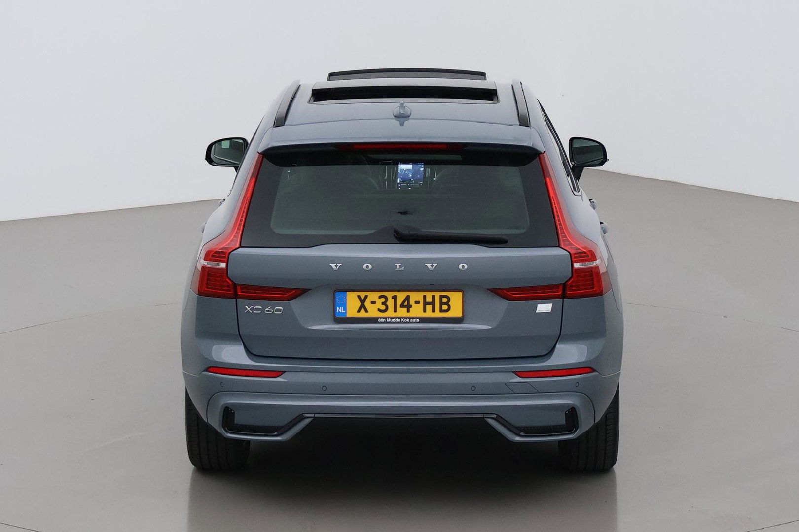 Volvo XC60 T6 Plus Dark | Long Range | Panoramadak | Trekhaak | Camera | BLIS | Keyless | Memory